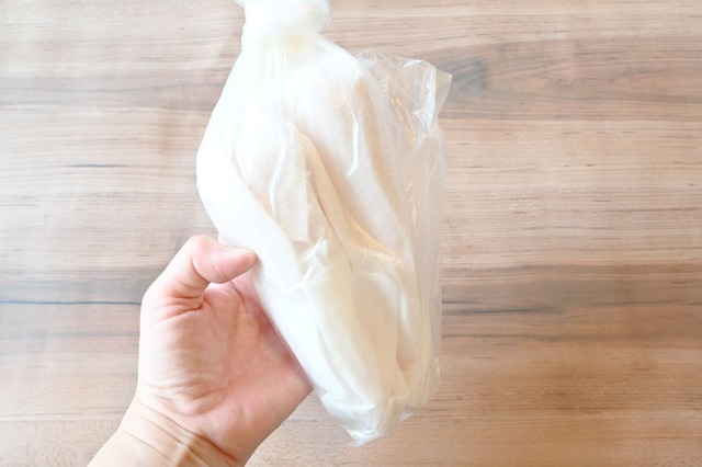 【野菜・肉の便利な冷凍保存術／にんじん】（冷蔵保存の場合）2〜3本まとめてポリ袋に入れ、軽く口を閉じます