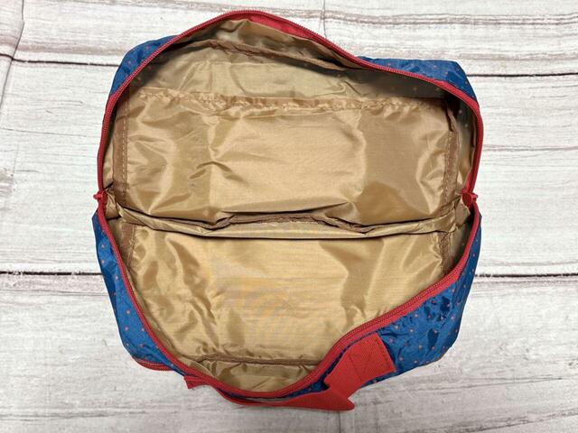 メイン収納はWファスナー仕様で、ガバッと大きく開いて中身が見やすい設計【紀ノ国屋の付録「セパレート便利ポーチ（ドット柄）」】