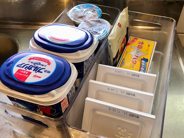 【ニトリ　冷蔵庫トレー（深型S幅12cm）】取手がついているので奥まで詰めても取り出しやすいのが嬉しい