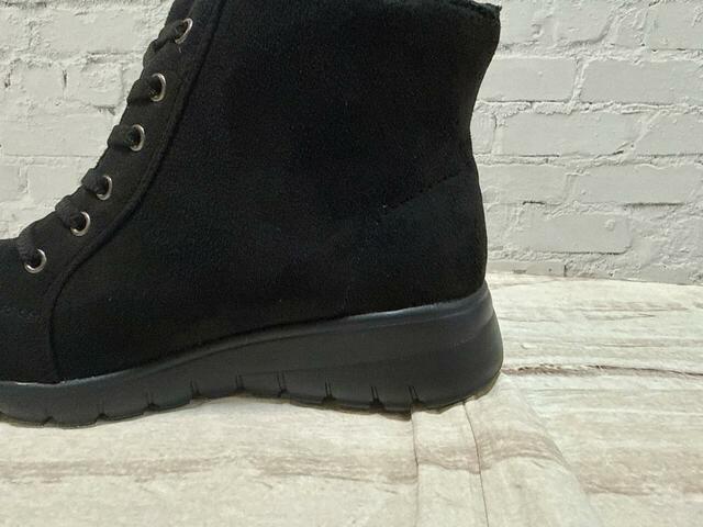 ヒールは（約）4.5cmでスタイルアップしつつ歩きやすい高さ。中敷は抗菌防臭機能付き＆クッション入りなのも◎