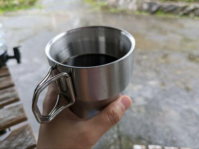 【ダイソー スタッキングできる二重ステンレスカップ（300ml）】二重構造のおかげで本体を触っても熱くない