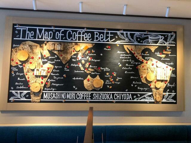 【むさしの森珈琲】店内にはコーヒーの産地がわかるマップが飾られています