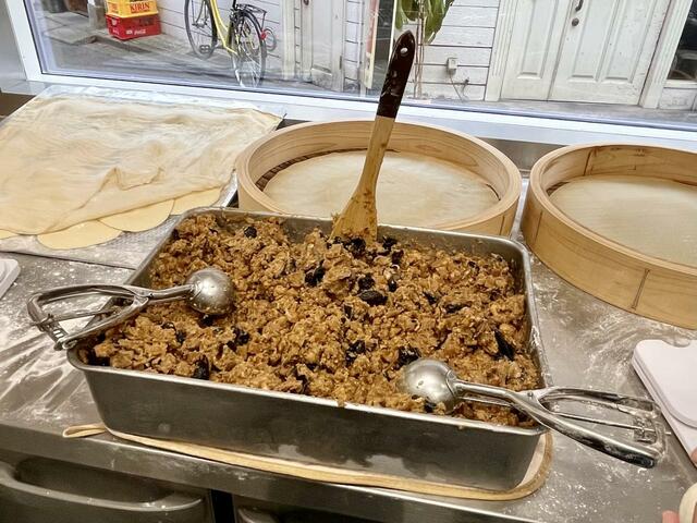 【茶寮 中野店】肉まんの餡。黒いのはキクラゲ。これを包んだ肉まんを蒸すと、餡がトロトロになるんだよね。期待して待っててね