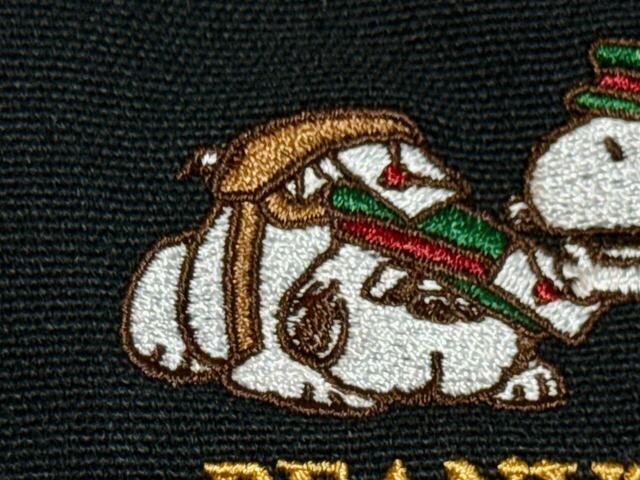 転んでしまったのでしょうか？配達バッグからお手紙を落としてしまったオラフ。申し訳なさそうな表情がかわいいです！