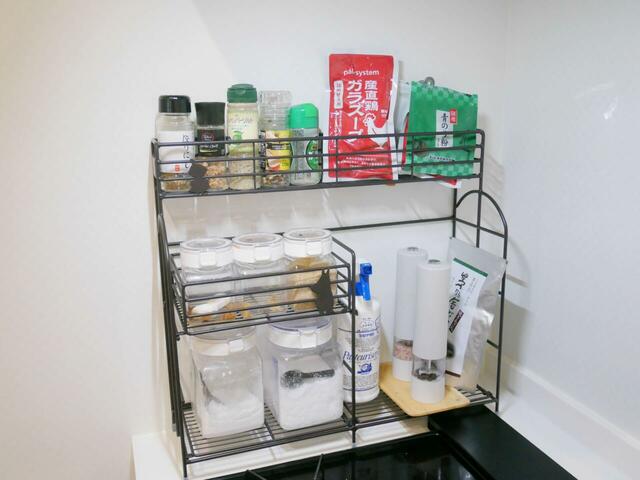 【ベルメゾン　コンロサイドラック 『ムーミン』】＜AFTER・使用後＞散らかっていたり、取り出しにくかった調味料類がスッキリまとまりました！