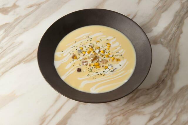 「具だくさんコーンクリームポタージュ」<価格:1,780円(税込)>【渋谷「Pepper PARLOR」で“焼きたてパン全30種”が食べ放題!選べるメインは「グリルチキン グレービーソース」など全4種類!】