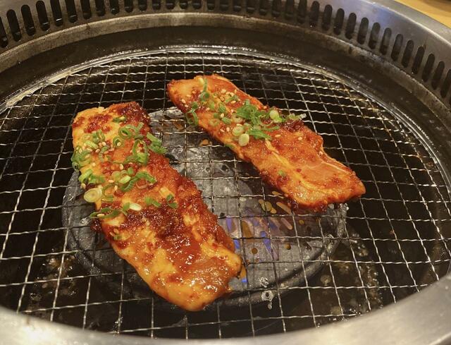 【焼肉きんぐ　厚切りデジカルビ】焼くと食欲をそそる味噌のいい香りがたまらない