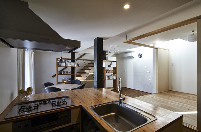 Houzz | 荒木毅建築事務所 photo by sin163 photography / 湯原慎一郎／木製のキッチンは温かな雰囲気