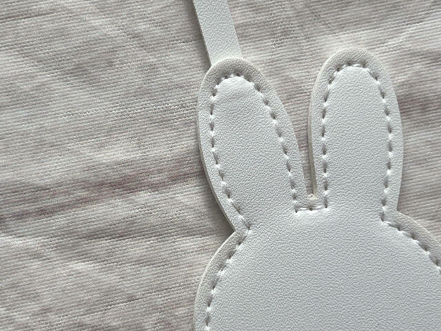 チャームの素材はPVC。高級感のあるレザー調の生地