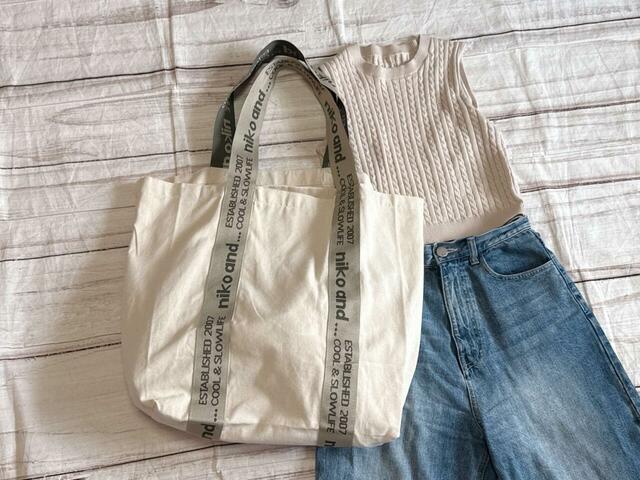 デニムを合わせた亜kジュアルコーデに持つとかわいい！