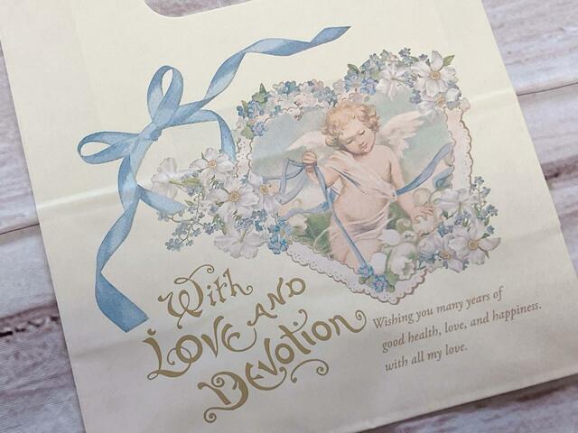 ブルーのリボンが爽やか。甘さが抑えめなので、大人っぽい♪