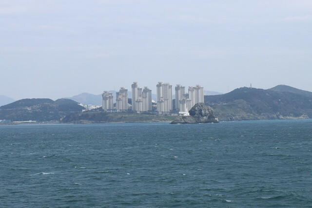 【大阪↔釜山 クルーズ体験記】進行方向右手、釜山市南区の高層マンション群