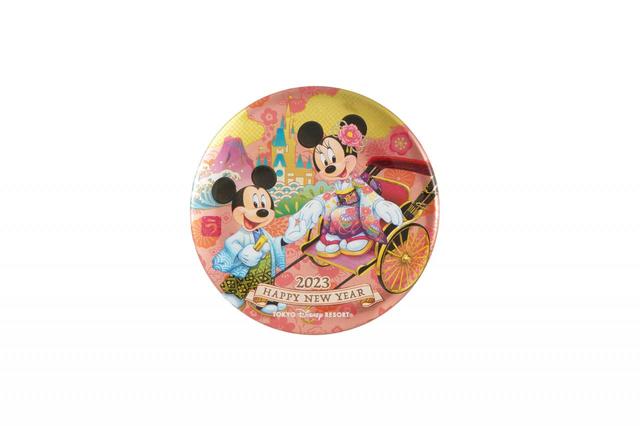 カンバッジ 350円|サイズ:直径約9cm|東京ディズニーリゾート お正月グッズ2023|販売店舗:東京ディズニーランド「ディズニー&カンパニー」、東京ディズニーシー「エンポーリオ」|発売日:2022年12月1日(木)