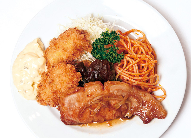 レストラン桂　A料理（イカフライ　ポーク肉生姜焼き、ライス付） 900円　イカフライのやわらかさに驚き！　まろやかなタルタルをたっぷり付けて味わう。