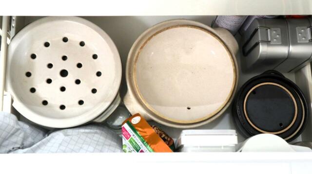 【山崎実業 tower 伸縮キッチン引き出し中ラック ワイド】まずはラックの下に3つの土鍋を配置しました。すると…⇒