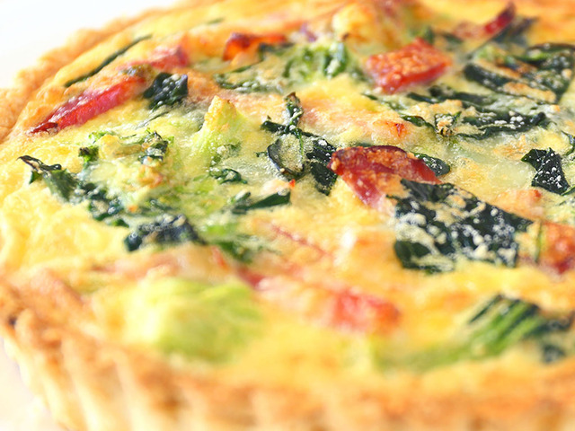 「ホウレン草とベーコンのキッシュ」<期間:2025年12月27日〜2026年1月3日>【年末年始は「松阪牛・蟹・握り寿司」が食べ放題!「東京ベイ舞浜ホテル ファーストリゾート」の贅沢すぎるディナービュッフェ!】