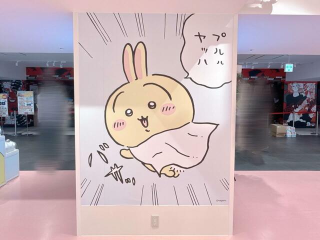 ラッコとの焼肉会で紙エプロンをマントふうに纏ううさぎが柱に登場！