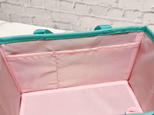 内側には仕切り付きポケットがついています♪