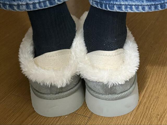 【ワークマン　レディースかかと踏めるムートン風シューズ】ソールに適度な厚みがあるため、地面からの冷気を感じにくいのが嬉しいポイント♪