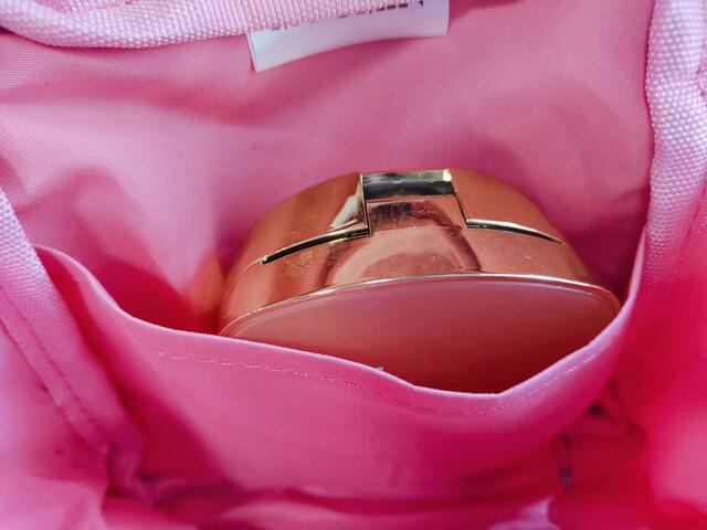 タグのある方は、大きめポケットあり