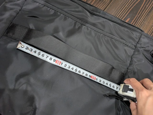 【3COINS  アーバンドリフトショルダー】背面にはキャリーケースに固定できるキャリーオンベルトも！幅は約24cmです