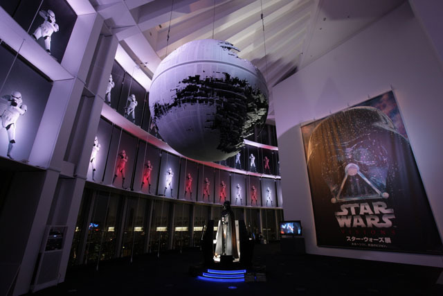 デス・スターとダース・ベイダーが東京の街を見下ろす