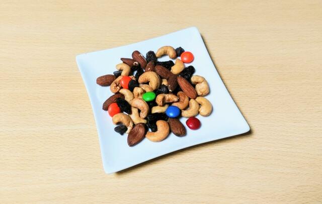 【コストコ フーディーズ マウンテン トレイルミックス 680g 1398円】ナッツ、チョコ、レーズンが味の相乗効果を生む