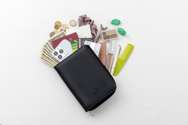 【『JALと考えた優秀スマホショルダーBOOK』（宝島社）】これ一つでお出かけできるので普段使いにも便利