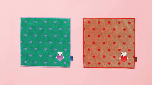 【ファミリア】「タオルハンカチ」2,530円/ハートを抱っこしたクマちゃんが刺しゅうされた、総柄のジャカード織りタオルハンカチ
