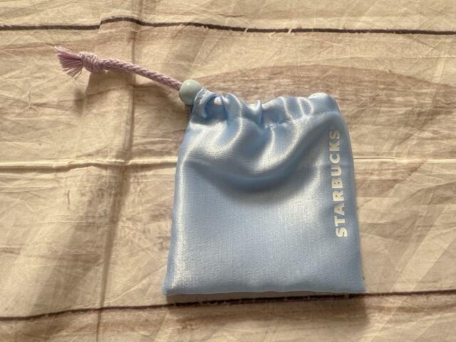 淡いブルー。冬らしい綺麗なカラーです