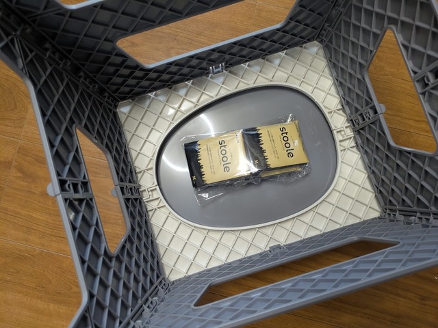 【スツーレ　ポータブルトイレ】筆者宅では子ども用の踏み台として活用。袋と凝固剤セットを蓋の裏に貼り付け、非常時にすぐ使えるようにしています