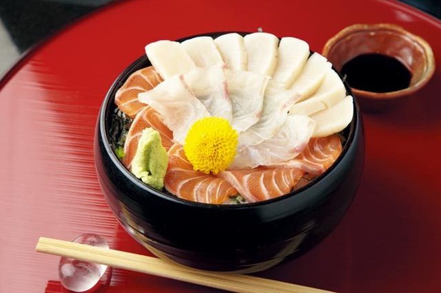 海鮮割烹 真一心　三色丼（大盛り） 2080円