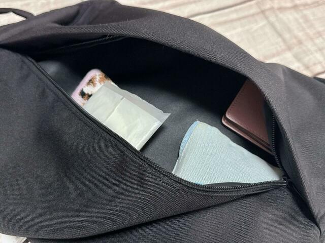 フロントの縦ファスナーポケットには、よく取り出すものをイン！