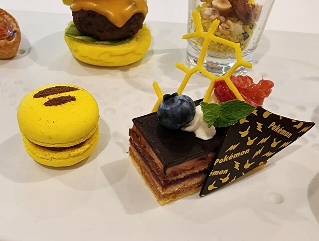 【ピカチュウ アフタヌーンティー】左から「キャラメルマカロン」「10まんボルト風チョコレートオペラ」