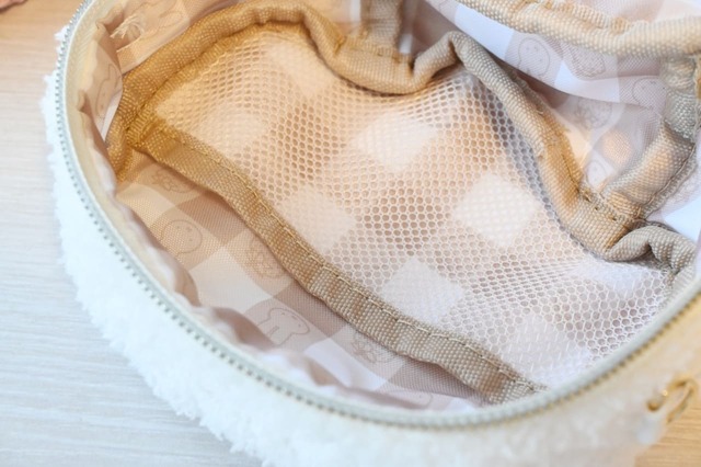 【「miffy いちごチャームの2WAYポーチ&ショルダーバッグ BOOK」(宝島社)】何が入っているかわかりやすいメッシュポケット。