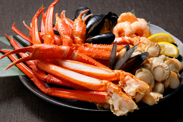 「ボイル蟹とシーフードの海鮮プラッター」<期間:2025年12月31日~2026年1月1日>【札幌東急REIホテルの「クリスマスディナーブッフェ」&「年末年始ディナーブッフェ」】