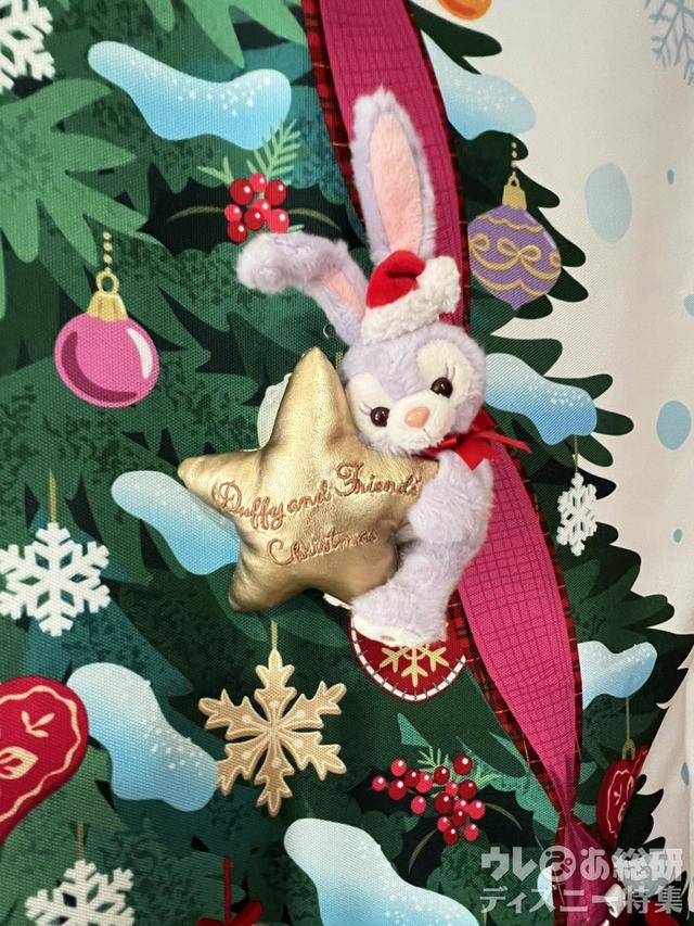 「クリスマスを楽しむグッズ」タペストリーとぬいぐるみバッジ