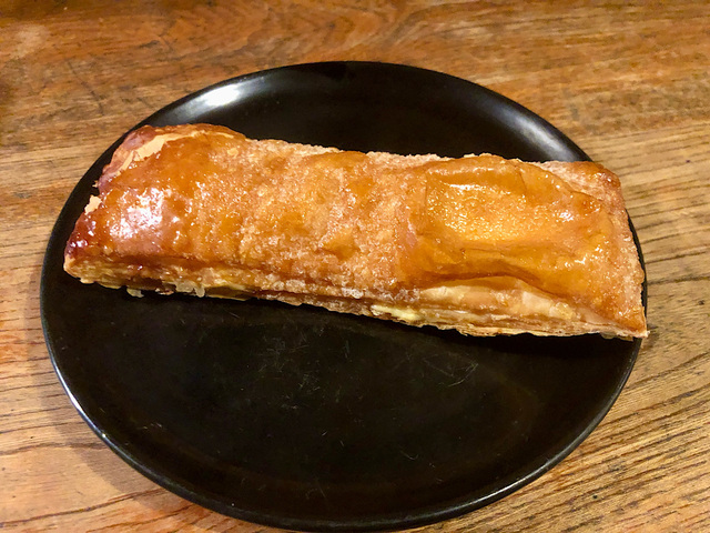 【シャトレーゼ　詰めたてクリームのカスタードパイ】細長いパイにたっぷりクリームが詰まっています