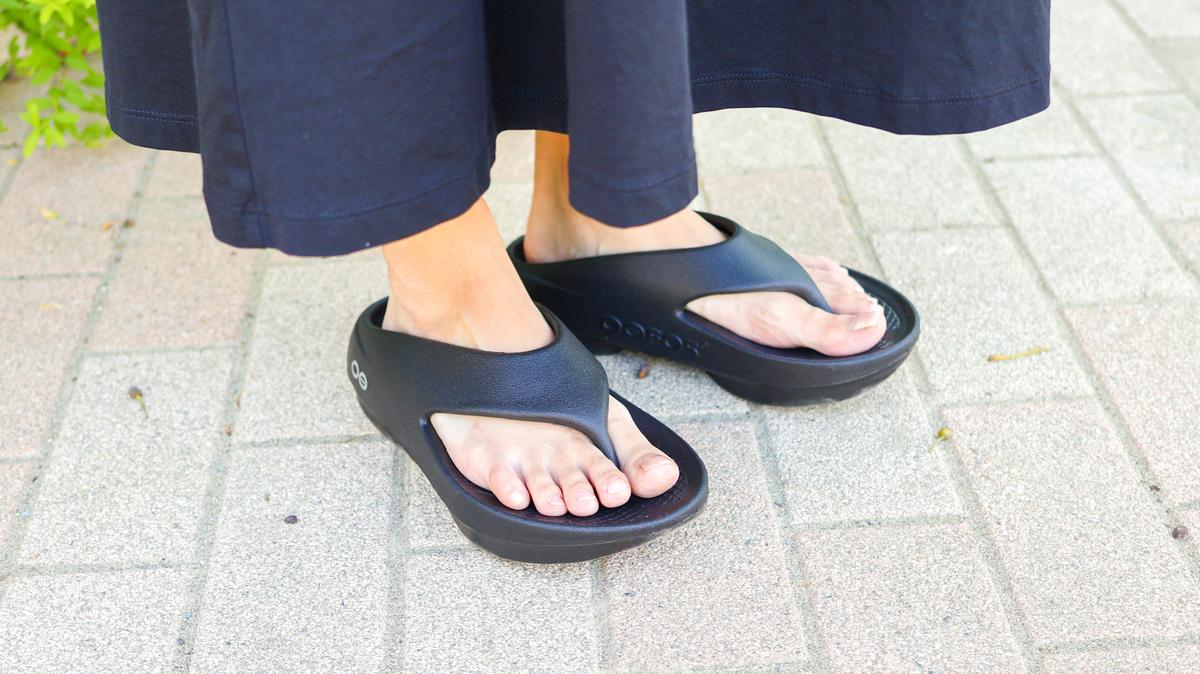 ウーフォスの名作リカバリーサンダルが進化！さらにぷにぷにで履き