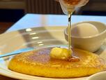 【ガスト　パンケーキ&ゆで卵セット】付属のマーガリンとメープルシロップをたっぷりかけていただきましょう