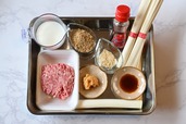 【冷やし担々麺風そうめん】材料:そうめん、豚ひき肉、ねぎ、味噌、しょうゆ、氷水、牛乳、すりごま、鶏ガラスープの素、ラー油、青ねぎ