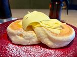 【むさしの森珈琲 背徳の芳醇削りバターふわっとろパンケーキモーニングセット】薄く削ったバターが惜しみなくトッピングされています