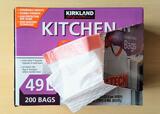 【コストコ　カークランドシグネチャー ひも付き ゴミ袋 49L　200枚　3568円】箱のミシン目に沿って開けば1枚ずつ取り出せる