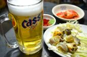 「ソウル食品」の生ビールと茹でたサザエ