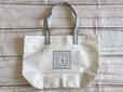 アイボリーとセージの配色がふんわりやさしい印象のトートバッグ♪