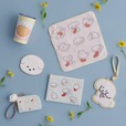 【Afternoon Tea LIVING×てらおかなつみ】ステンレスタンブラー 3,080円、コースター 880円、ジャカードミニタオル 990円、フラットポーチ 2,420円、リール付きパスケース 2,970円、キーコインケース 2,970円