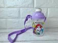 【セリアのディズニーコラボストローマグ】容量は270ml。首から提げられるひも付き