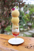 桃2玉verがこちら。さらにこの上が…【KingFarmCafeの桃のパフェ】