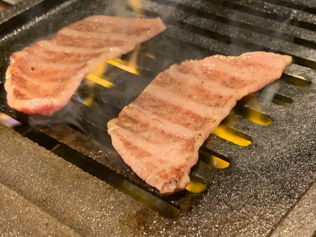 薄いのでサッと焼いて食す