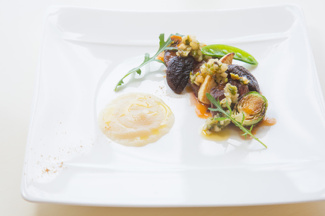 ベッラヴィスタ・ラウンジ 牛ランプのグリル ウドとセリのグリーンサルサ クミンの香るホワイトアスパラガスのピュレを添えて